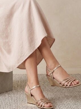 New In Box Kelly & Katie Glittering Champagne Gold Shoes